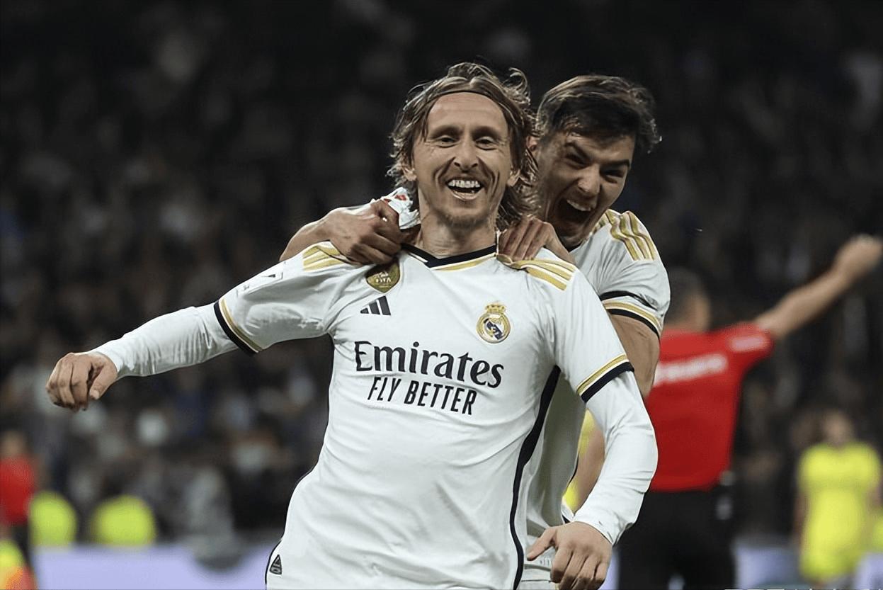 乐鱼体育线上网站-西班牙队取得胜利，顺利晋级下一轮比赛