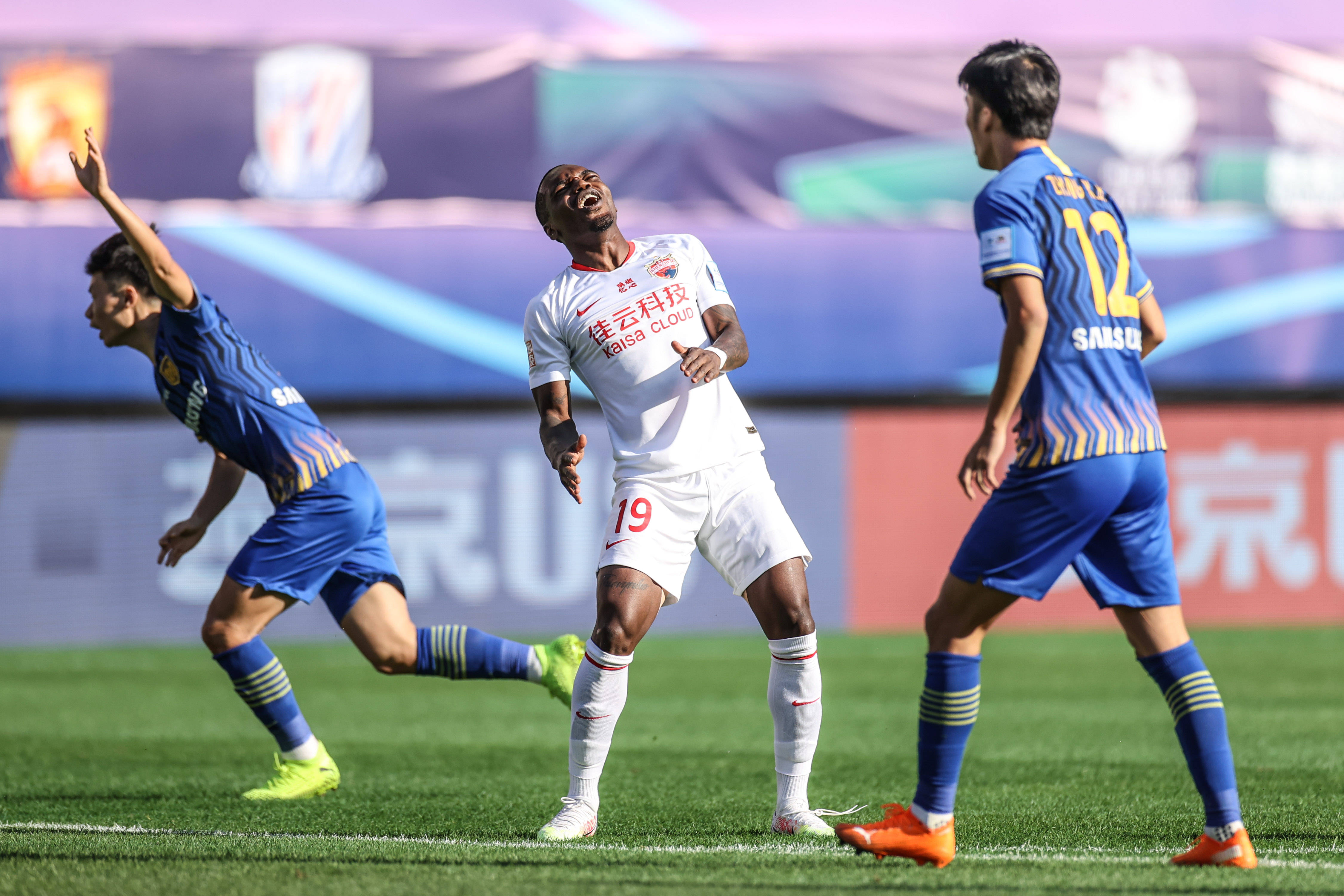 深圳佳兆业迎战江苏苏宁，险胜对手