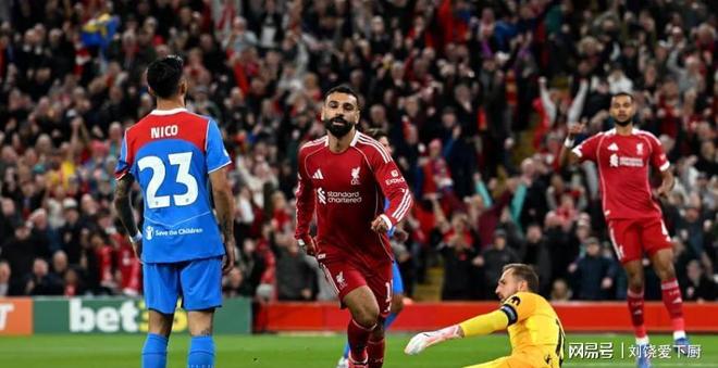 利物浦大比分胜利，球迷欢呼晋级欧冠八强