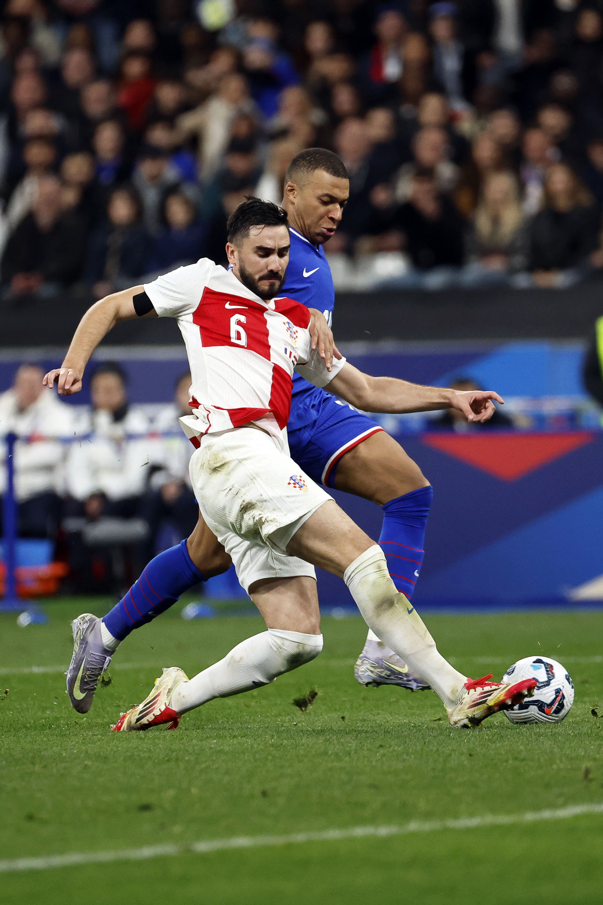 轻松击败对手，国足在欧预赛轻松拿下三分